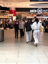 ローマ空港で見かけた、防護服を着た旅行客（筆者撮影）