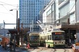 旧・広島駅停留場の後ろに新駅へつながる高架橋が見える（撮影：伊原薫）