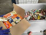 支援したい人たちから集まってくる食糧や生活必需品は、ボランティアの人たちが用途別に分類する。写真の箱に詰まっているのは赤ちゃん用の離乳食（筆者撮影）