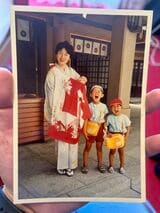 母、兄、妹とともに写る子供時代の中山さん（写真：中山さん提供）