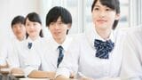授業を受ける高校生の男女