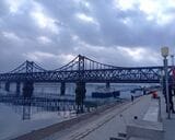 北朝鮮側から中国側に向かって走行している複数台の車両（筆者撮影）