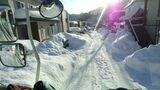 雪深い道を進む収集車