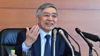 日銀総裁は会見で｢笑顔｣を見せなくなった 欧米の中央銀行に追随して奥の手を繰り出す