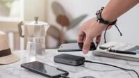 ｢モバイルバッテリー｣発火事故から守る鉄則6つ――"見落としがちな使い方の誤り"や"機内でモバイルバッテリー禁止の真相"を解説
