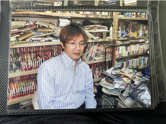 50歳の時、後ろの本棚に大量に入ってるのは麻雀漫画雑誌