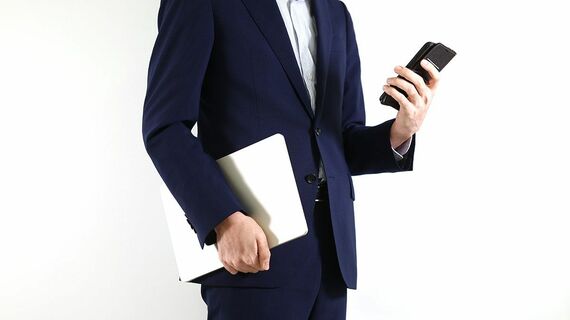 会社員がスマホを操作するイメージ