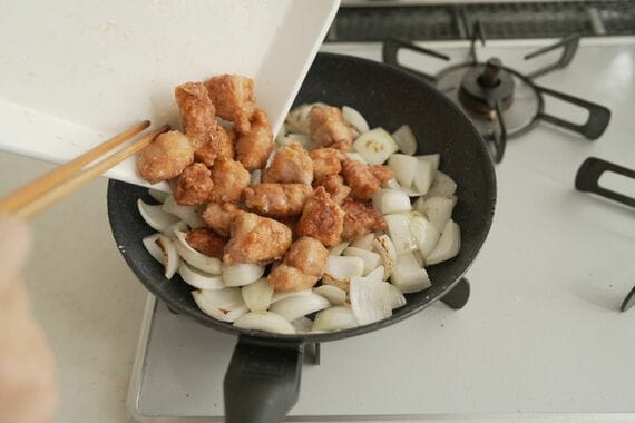 フライパンに戻した豚肉の唐揚げ