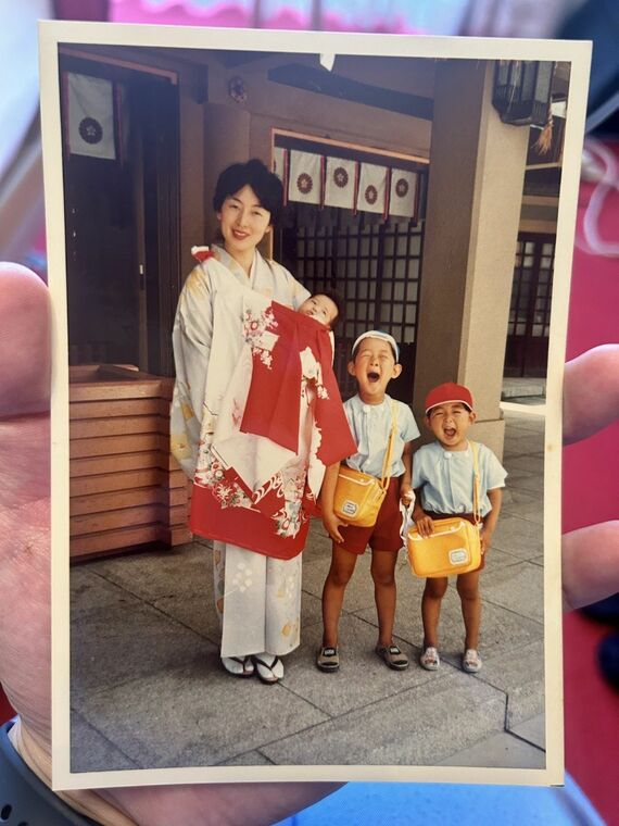 母、兄、妹とともに写る子供時代の中山さん（写真：中山さん提供）