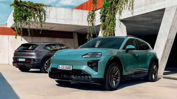 ポルシェの新型EV「カイエン・エレクトリック」。奥は408ps（ローンチコントロール時は442ps）を発揮するカイエン・エレクトリック、手間は857ps（ローンチコントロール時は1156ps）を発揮するカイエン・ターボ・エレクトリック