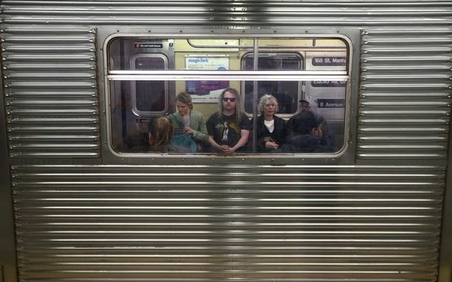ニューヨーク地下鉄で女性が他人に噛みつく