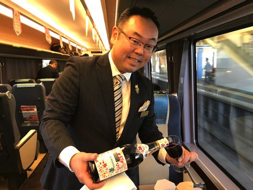 車内でサーブするソムリエ小牧氏