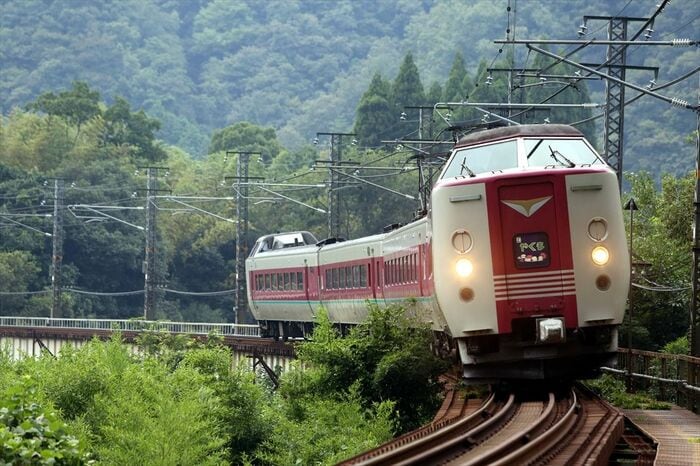 現行塗装の「やくも」381系