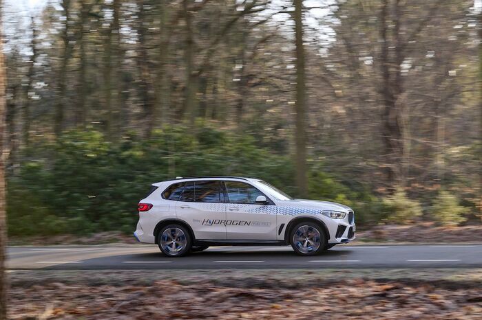 ハンドリングは正確でBMW車に共通のドライビングプレジャーがある