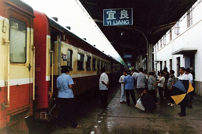 宜良駅に停車中の河口行き列車