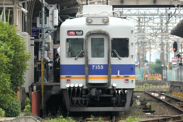 和歌山市駅に停車する7100系。サザンなんば行き