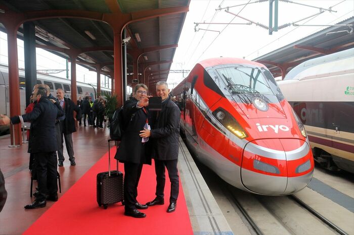 チャマルティン駅ホームに停車する「iryo」