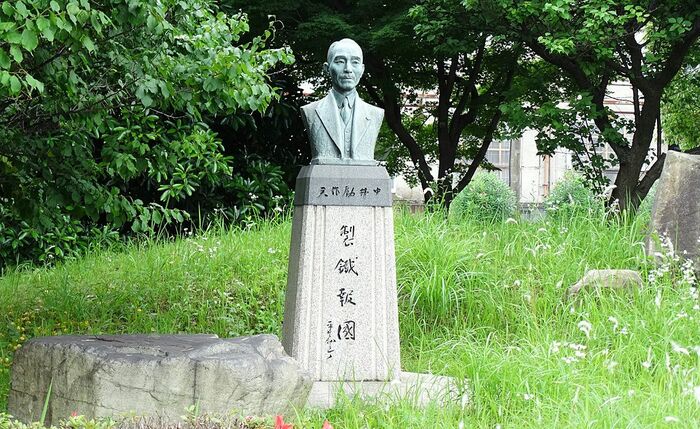 日本製鐵の初代社長を務めた中井励作の像