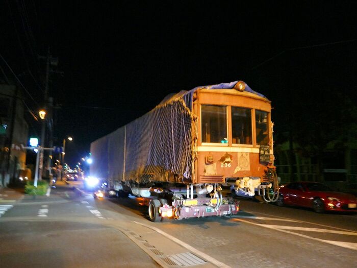 横浜へ向けて出発するデハ230形