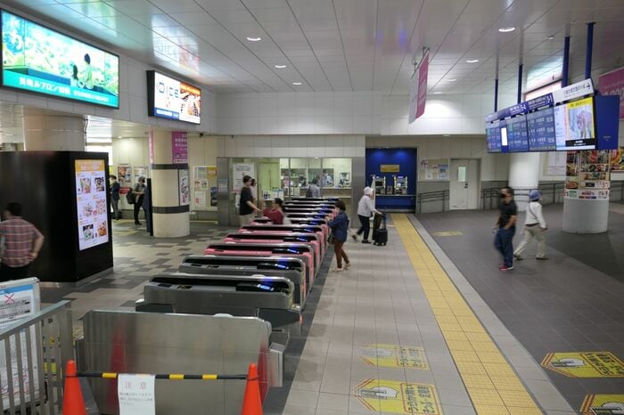 メインとなる改札口。JRへの乗り換え客も多い