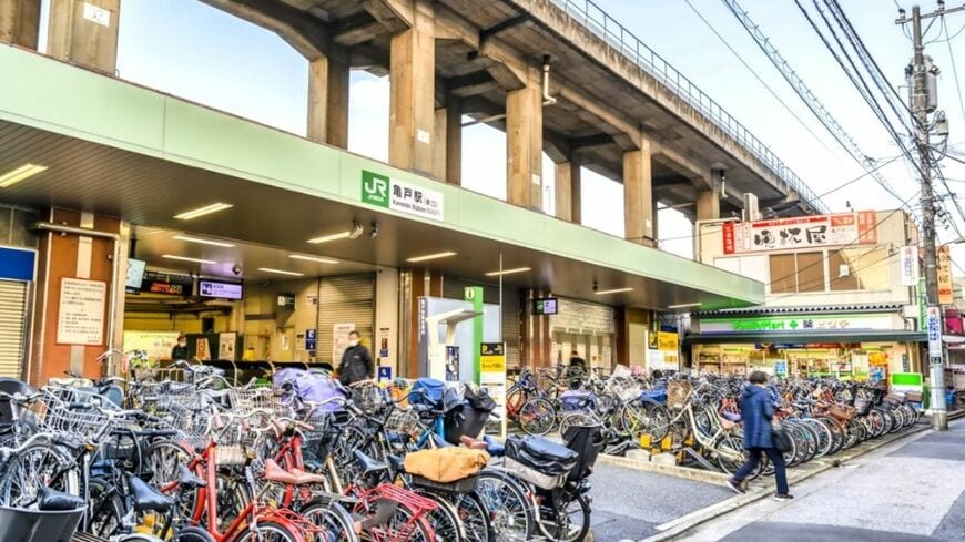 自転車が停めやすい東京都内の駅はどこか、ランキングにまとめた。写真は23区で108位に入った亀戸駅（写真：node／PIXTA）
