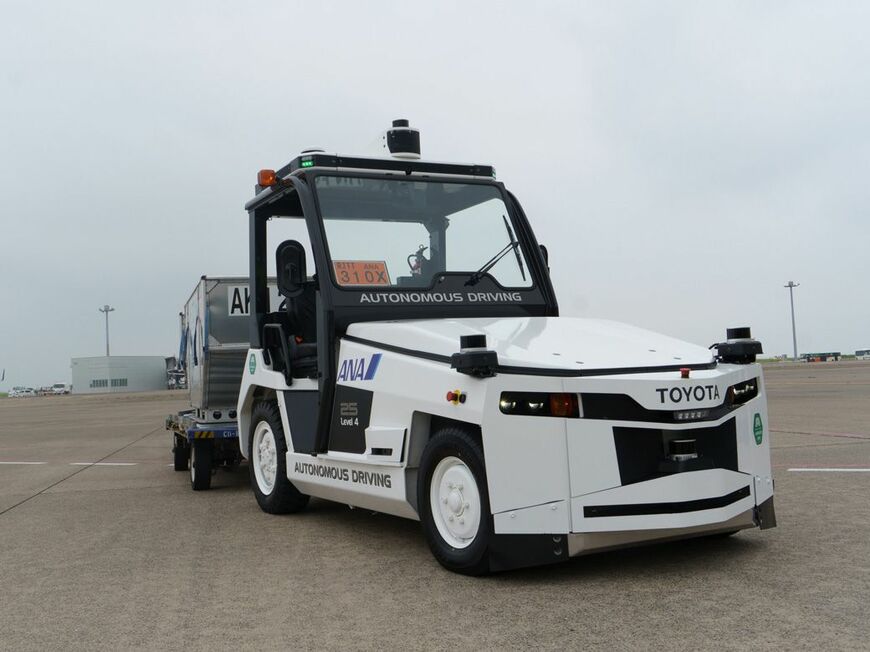 ANAと豊田自動織機が開発した自動運転対応のトーイングトラクター。LiDARやGNSS対応の測位装置を取り付けるために「屋根」がある（筆者撮影）（筆者撮影）