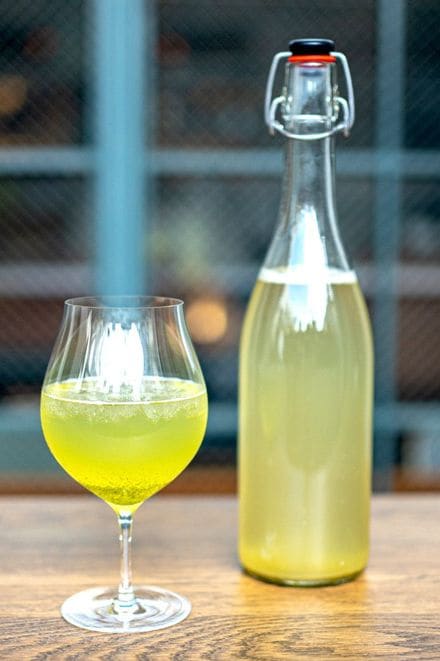 フレッシュで優しい味わいの発酵ドリンク「海のワイン」。サロン・デュ・ショコラ2023では1杯600円で提供。赤バージョンも開発中（写真：シーベジタブル）