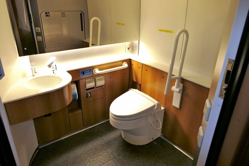 列車内とは思えない広々とした多目的トイレの内部（記者撮影）