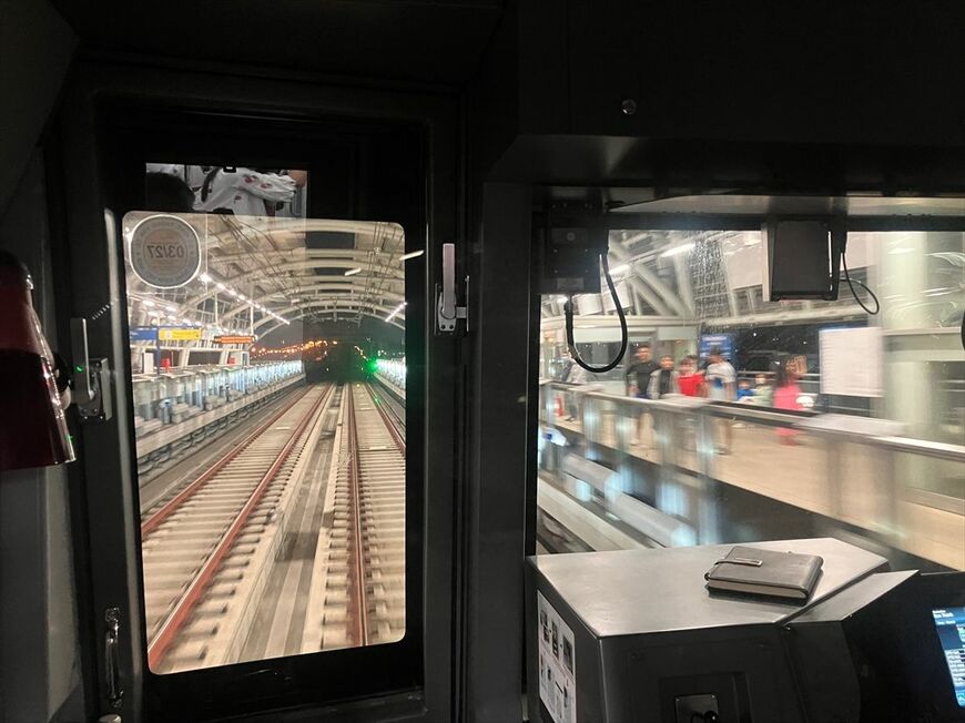 運転室を通して見た列車前方の眺め（筆者撮影）