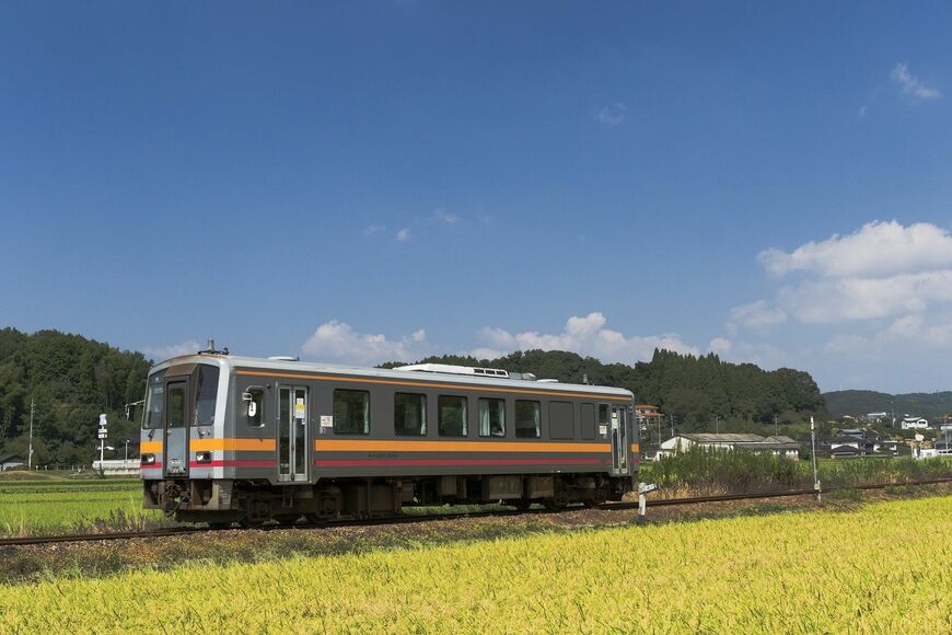 中国山地の中をのんびり走る姫新線（撮影：鼠入昌史）