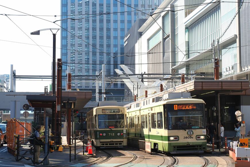 旧・広島駅停留場の後ろに新駅へつながる高架橋が見える（撮影：伊原薫）