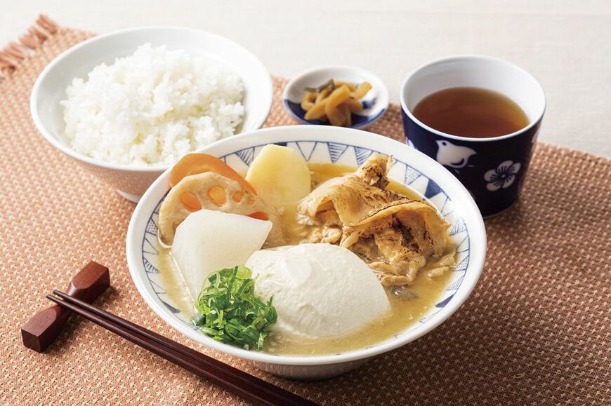 訪れた客の6割がオーダーする、ごろごろ野菜のごちそう豚汁定食890円（写真提供：アークランドサービスホールディングス（株））