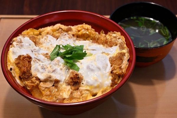 「特製ロースかつ丼」（税込700円）。塊肉から仕入れ、カットするところから店舗で仕込んでいる（撮影：風間仁一郎）