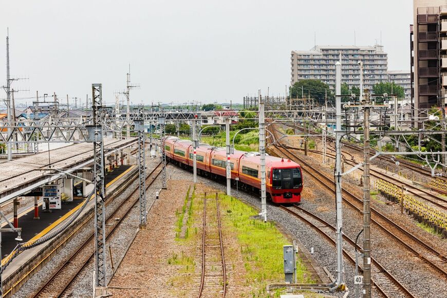 左が東武日光線の栗橋駅。鬼怒川温泉行きの特急がJR線から転線するところだ（撮影：鼠入昌史）