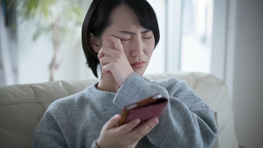 現代人の生活とは切っても切れない、スマホとのつきあい方についてご紹介します（写真：プラナ／PIXTA）