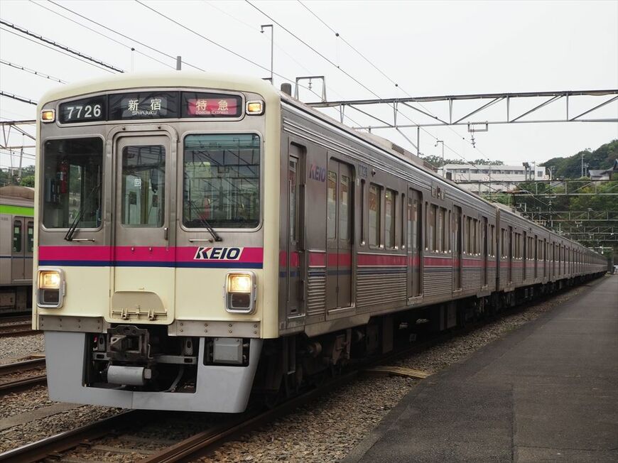 7000系は京王線初のステンレス製車両。新宿側から見た10両編成（記者撮影）
