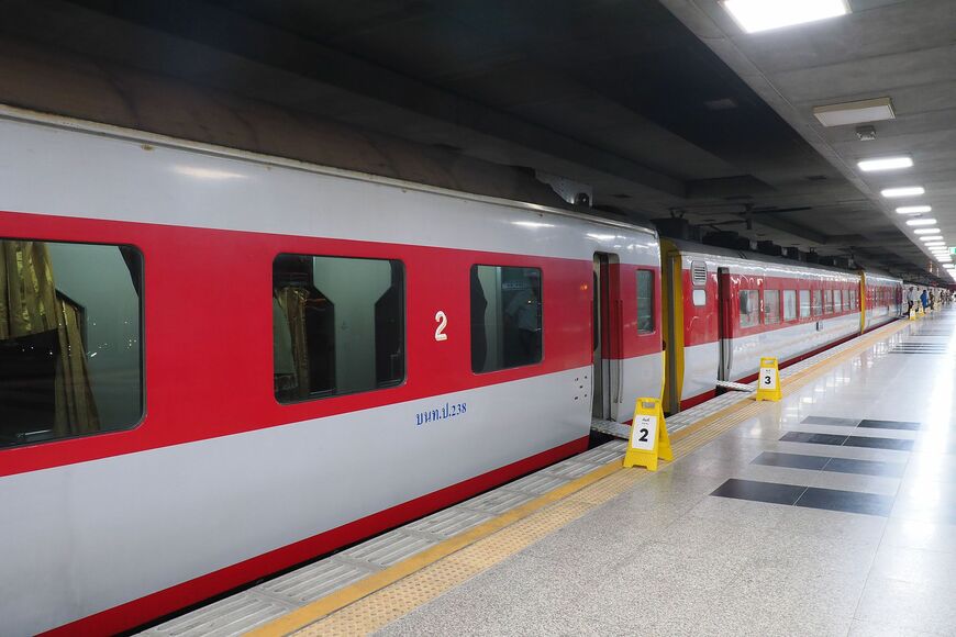 タイ・ラオス　国際夜行列車　元ブルートレイン車両