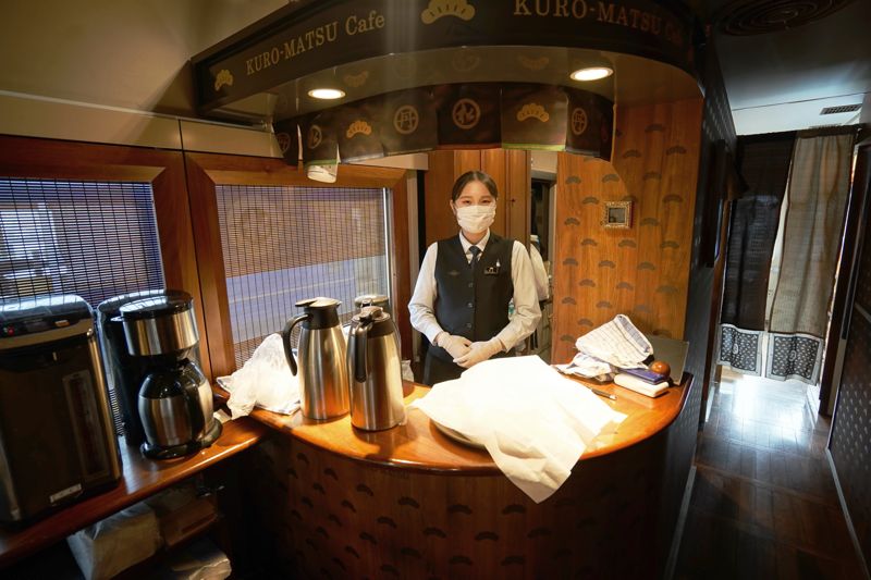 丹後くろまつ号のアテンダント（筆者撮影）