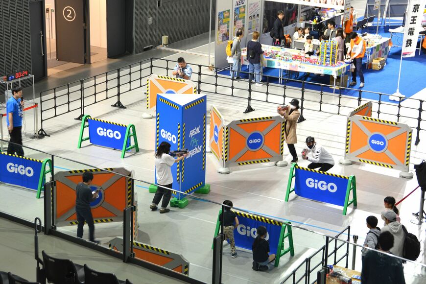 光線銃を使う対戦ゲーム「REAL FPS ARENA in GiGO」。身体を動かすeスポーツもある （写真提供：JCG）