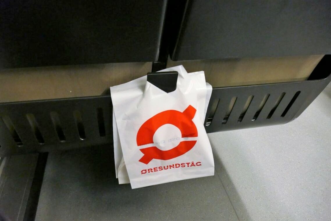 列車内にもゴミ袋が各座席に用意されている
