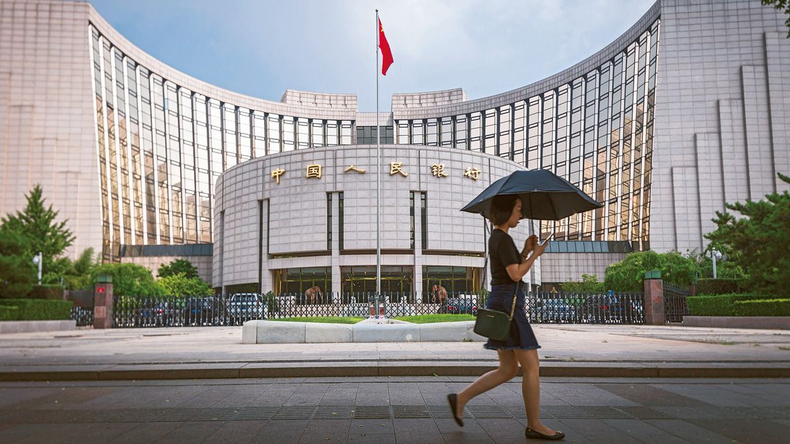中国人民銀行の前を歩く女性