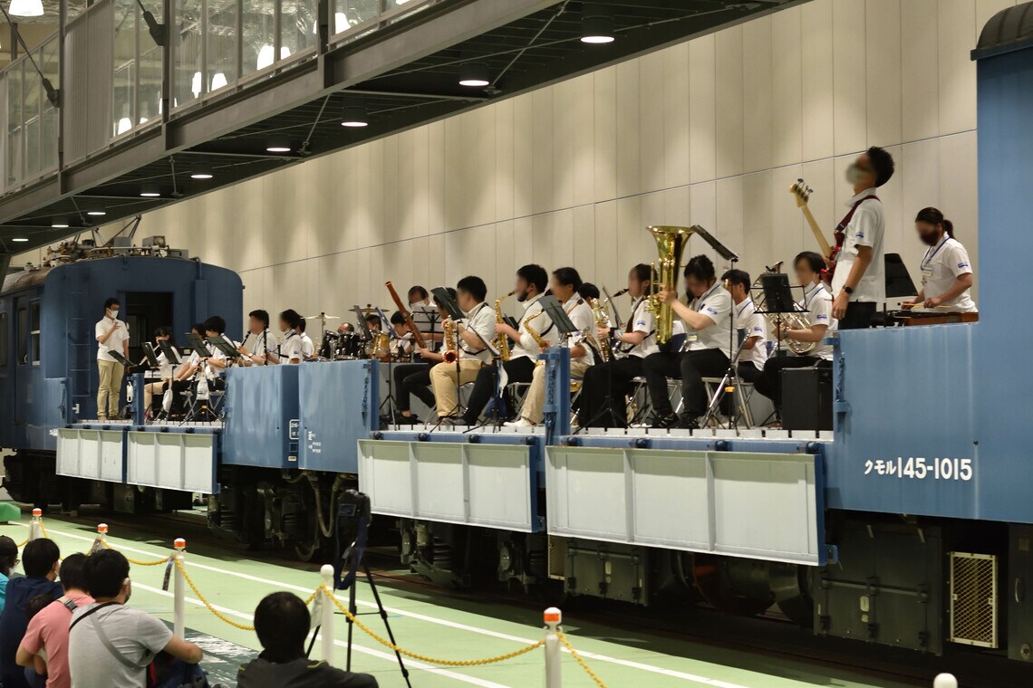京都鉄道博物館での展示中、荷台で行われた吹奏楽コンサート（写真提供：吹奏楽団アニ×トレ）