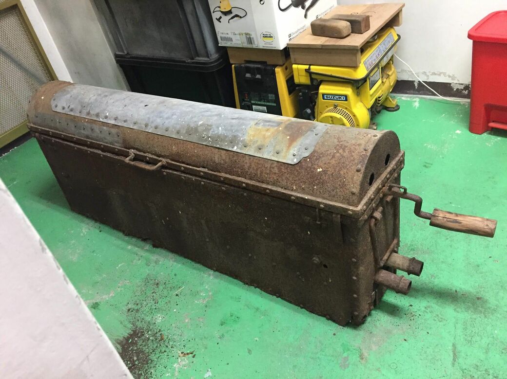 加島屋にある最古の焼き釜、通称「回機」。ズックと呼ばれる合金で作られているが、何の合金かは不明だという。おそらく100年以上前のモノ（写真：加島の玉子焼提供）