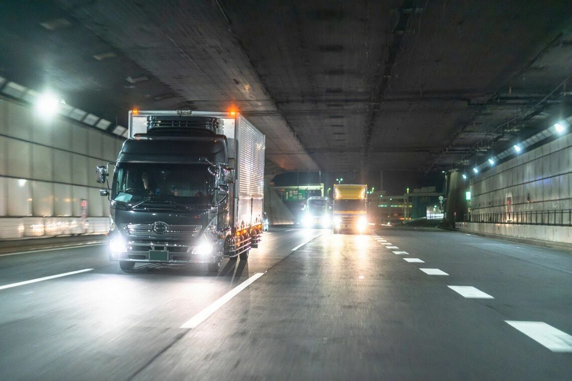 物流を支える大型トラックは深夜早朝にわたり長距離を走る（写真はイメージ、写真：まちゃー / PIXTA）