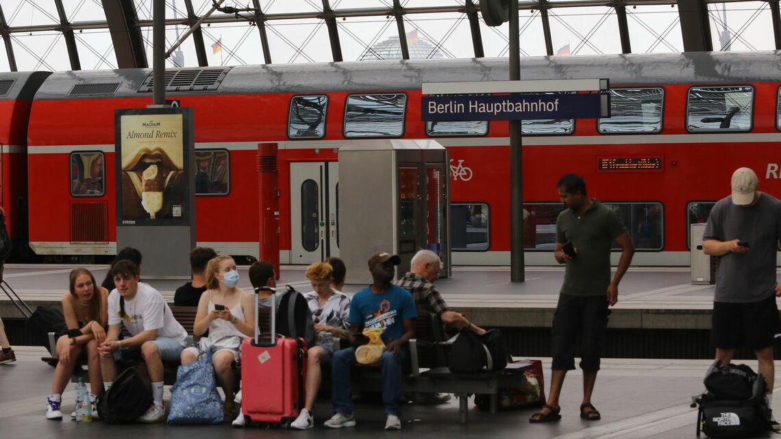 9ユーロチケットの利用者が急増し混雑するベルリン中央駅（撮影：橋爪智之）