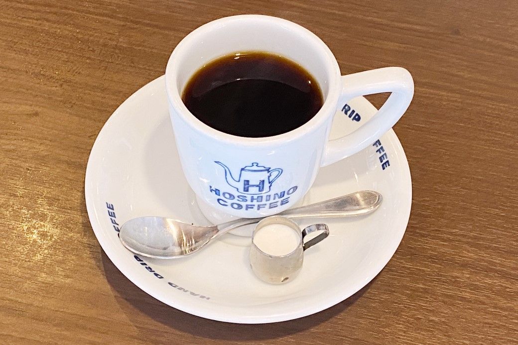 しっかりとした苦味と深みのあるブレンドコーヒーは、甘いパンケーキと相性抜群でした（筆者撮影）