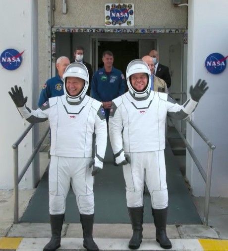 NASA熟練の宇宙飛行士ボブ・ベンケン（写真右）とダグ・ハーリー（写真：Netflix）