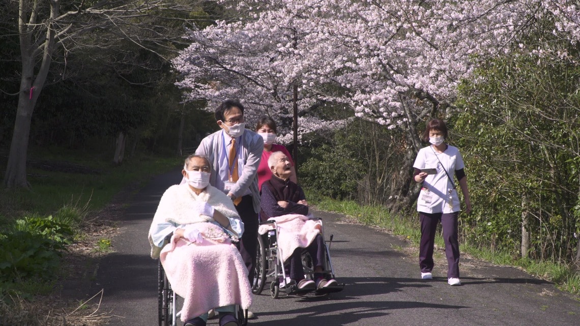 お花見散歩を楽しむ細井医師と患者たち（写真：溝渕監督提供）