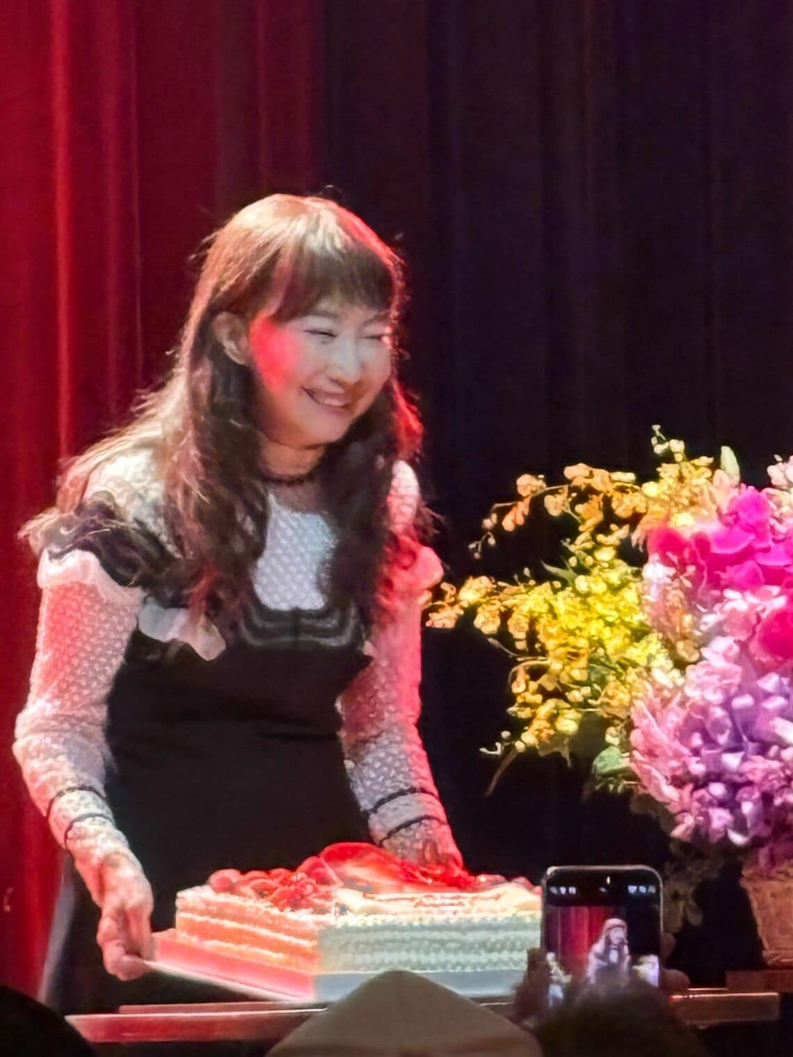 8月16日に行ったバースデーライブでファンからお祝いをされるアグネスさん（写真：T＆A提供）