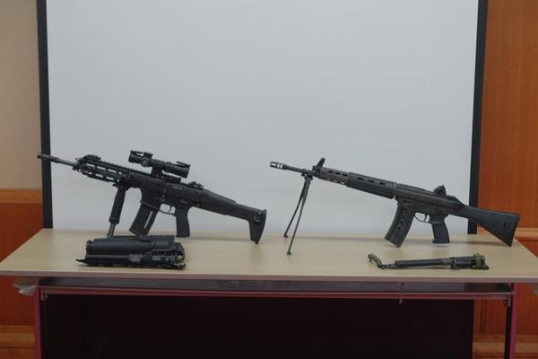 20式小銃（左）と89式小銃（筆者撮影）